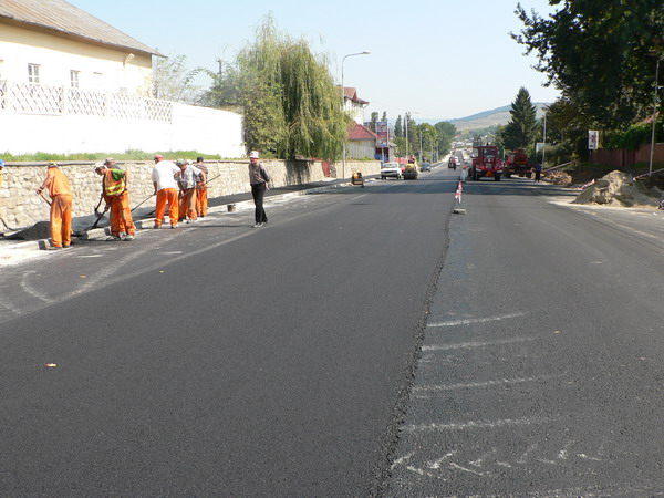 6 Asfaltare str Armatei11.jpg